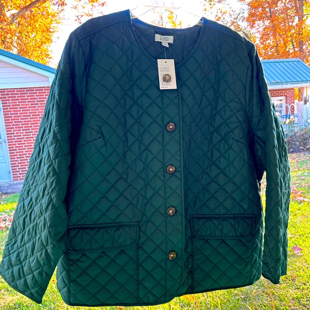 NWT women’s lightweight quilted jacket with button close & 2 large front pockets